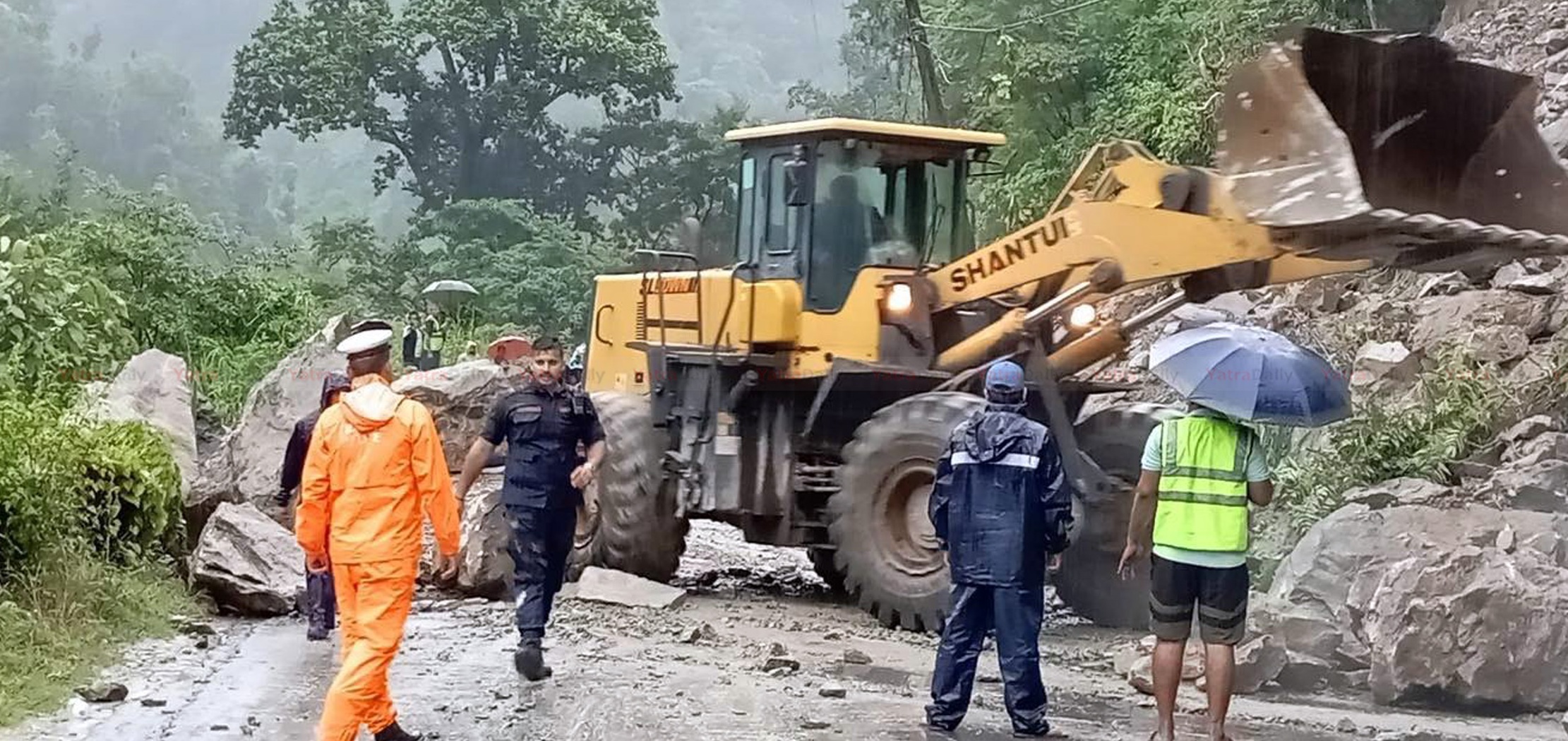 बाढीपहिरोका कारण देशभरका १८ राजमार्ग अवरुद्ध