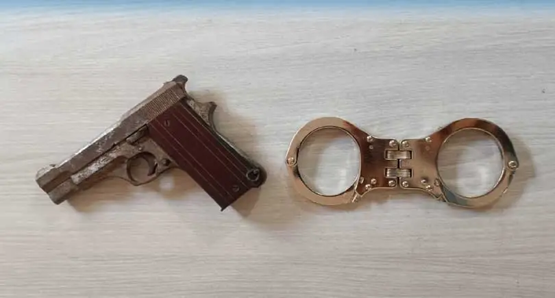 पेस्तोल र हतकडीसहित गोकर्णबाट दुई जना पक्राउ