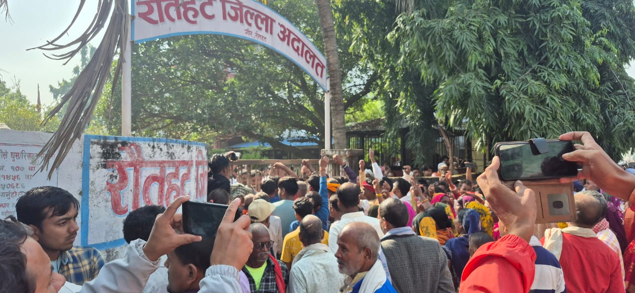 शितलपुरका शंकर साह बनियाको हत्या प्रकरणमा रौतहट जिल्ला  अदालत अगाडि प्रदर्शन
