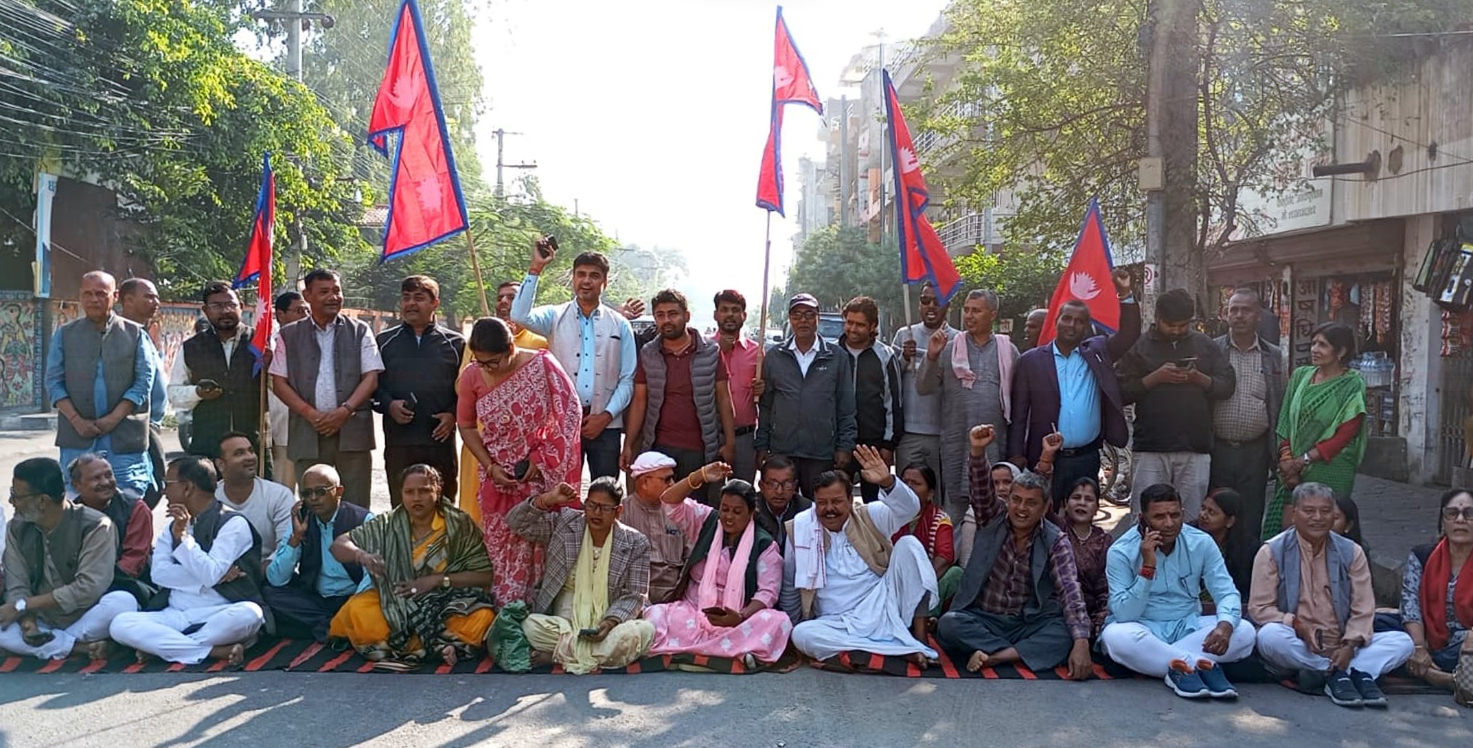 मधेस प्रदेश भवन अगाडी आठौँ  दिन पनि सात दलको धर्ना
