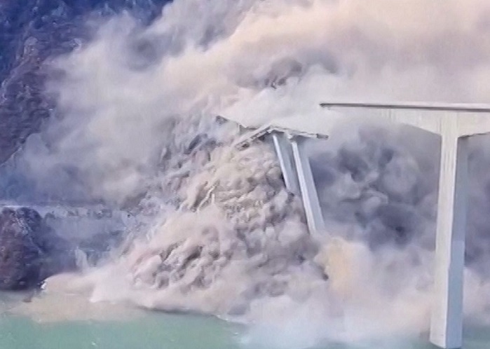 चीनमा रहेको होङची पुल सञ्चालनमा आएको दुई महिना नबित्दै भत्कियो