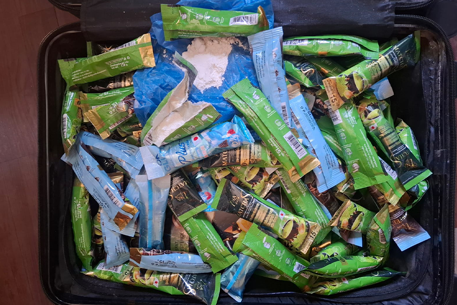 कफी प्याकेटमा लुकाएर ल्याइएको कोकिनसहित दुई भारतीय पक्राउ