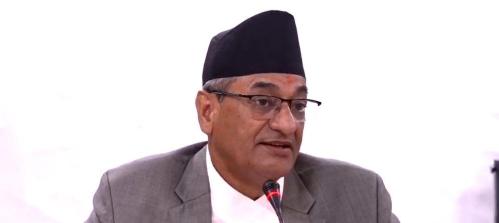 आयोगले बोलाएपछि सभापति देउवासँग लेखकको छलफल