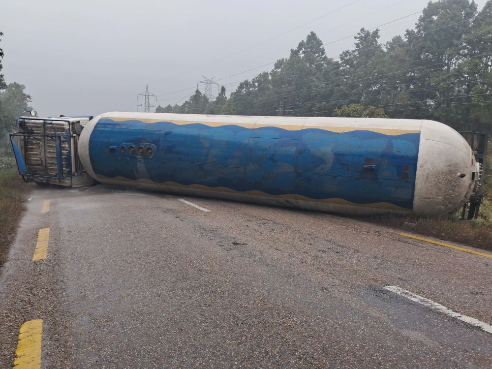 ग्यास ट्याङ्कर दुर्घटनाः पूर्व–पश्चिम महेन्द्र राजमार्ग अवरुद्ध