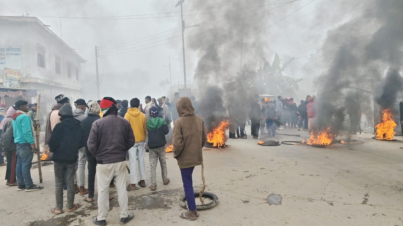 मोटरसाइकल चालकको मृत्यु भएपछि क्षतिपूर्तिको माग गर्दै प्रदर्शन