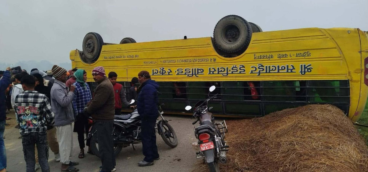 विद्यालय बस दुर्घटना: सात विद्यार्थी घाइते