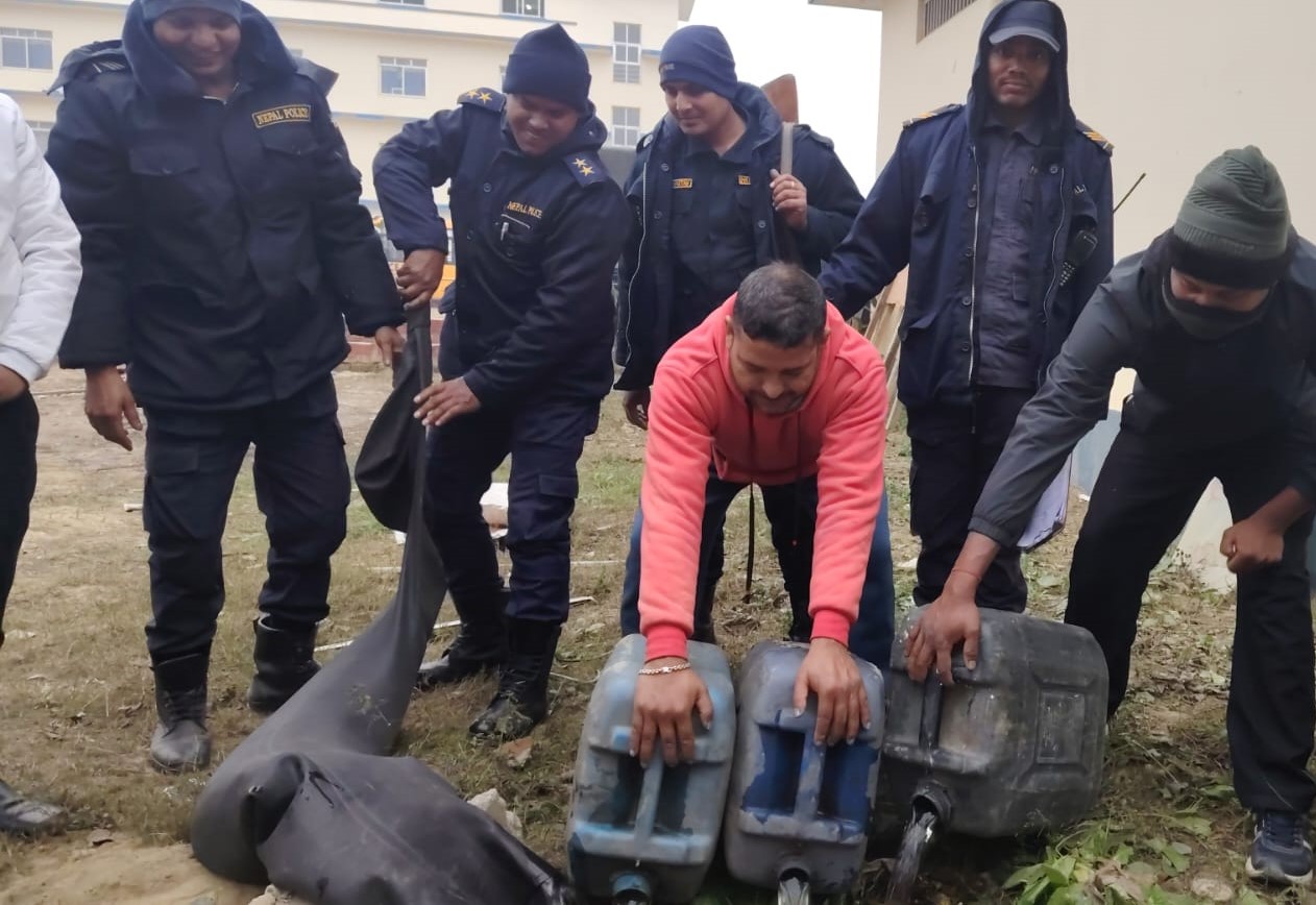 रौतहटमा ६ सय लिटर अवैध घरेलु मदिरा प्रहरीद्वारा नष्ट