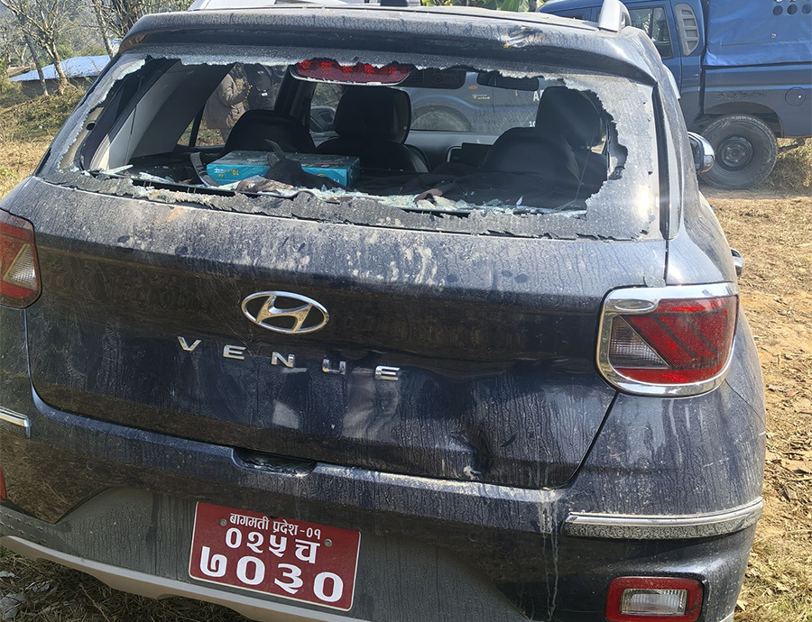 गोरखामा रास्वपा नेताको गाडी तोडफोड