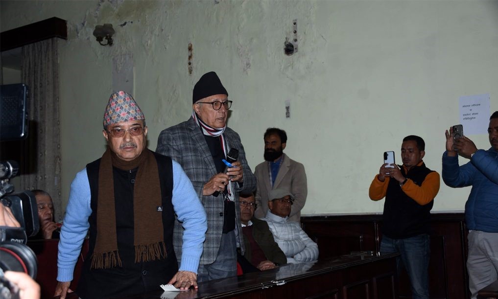 कांग्रेस विवाद चर्किँदै, देउवा पक्षका नेता–कार्यकर्ता आयोग पुगे