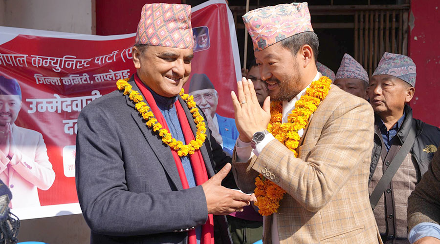 टिकट नपाए पनि एमाले नेताहरू उम्मेदवारसँगै दर्ता प्रक्रियामा