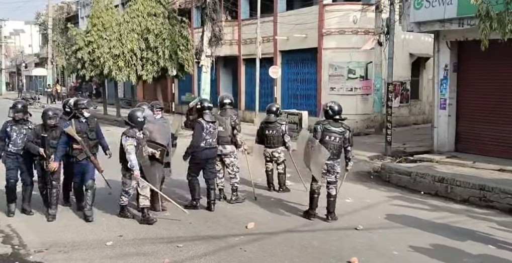 निषेधाज्ञा तोडेर प्रदर्शन गर्दा वीरगञ्जमा प्रहरीसँग झडप