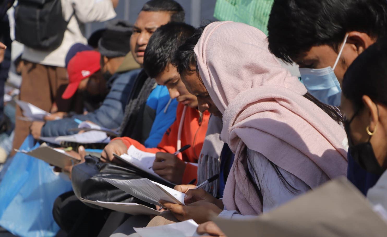 निर्वाचन प्रहरी पदका लागि आवेदन दिने भीड बढ्दै