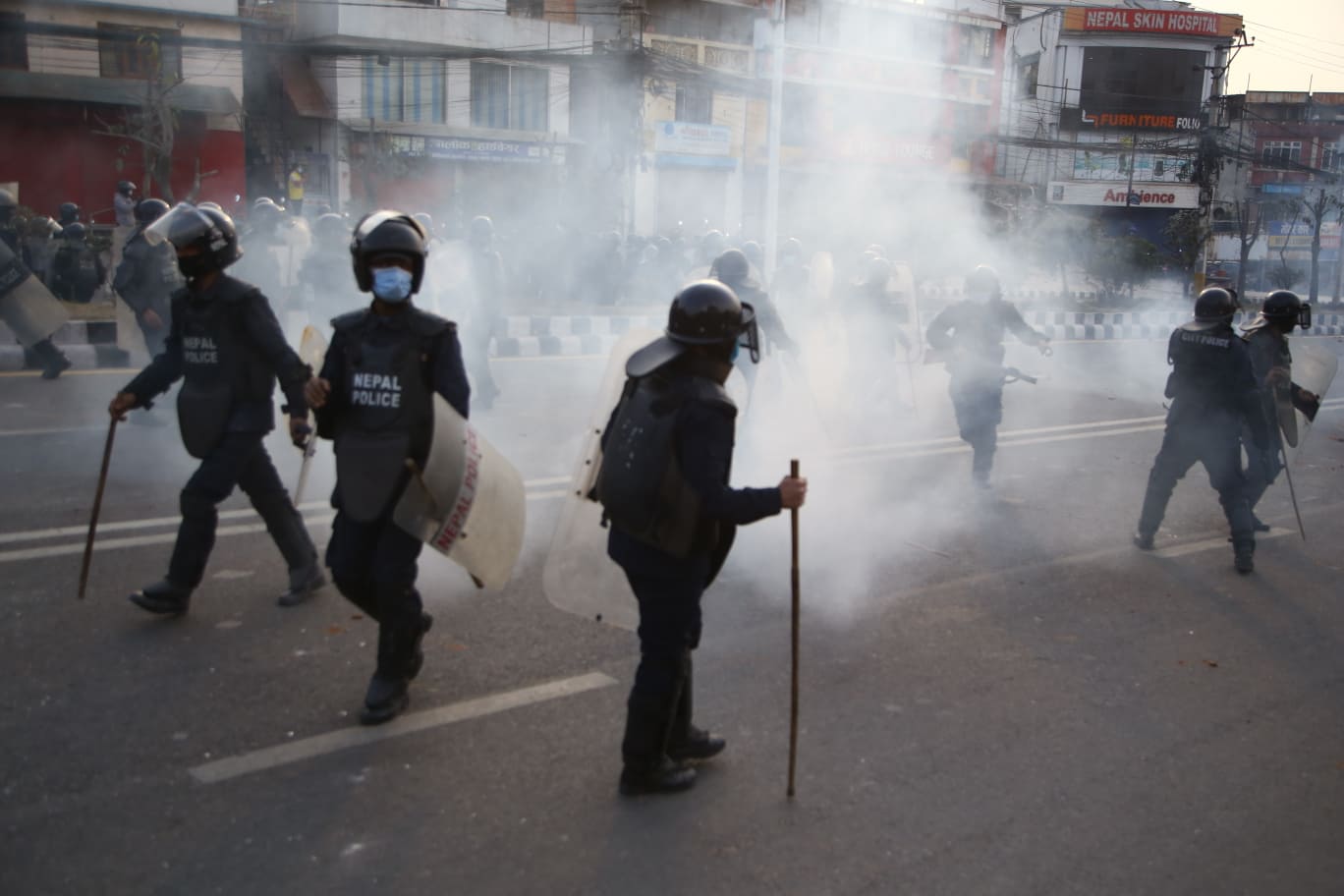 आश्रम विवादमा जनकपुर–ढल्केवर सडक तनावग्रस्त, ६ राउण्ड अश्रुग्याँस प्रहार