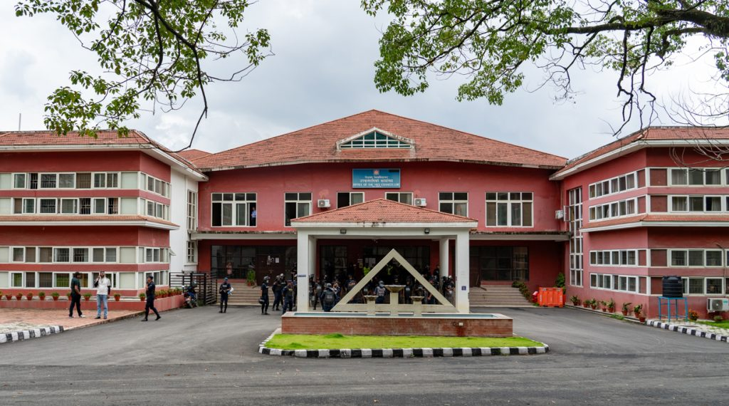 त्रिविमा दुई सातादेखि तालाबन्दी, पदाधिकारी प्रवेश निषेध