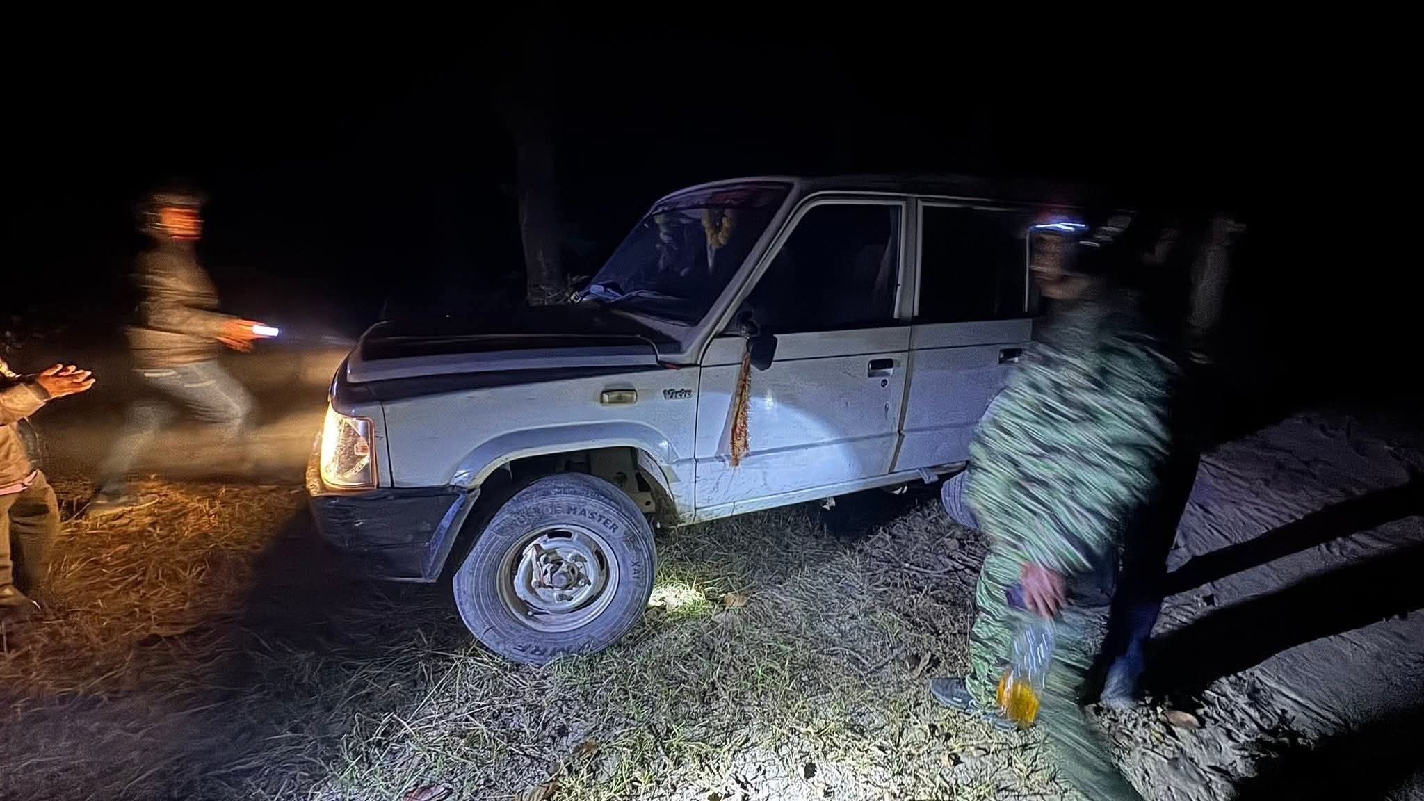 रौतहटमा अवैध सालको काठसहित सुमो गाडी र मोटरसाइकल बरामद