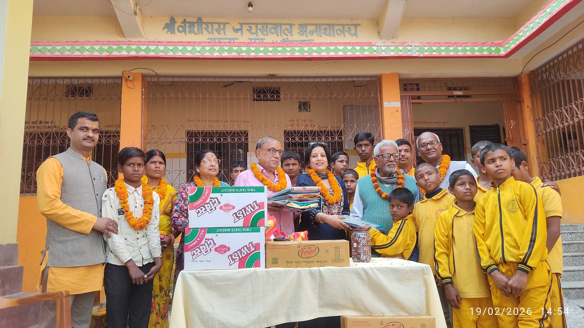 श्री वंशिराम अनाथालयमा भारतिय एक दयालु परिवारद्वारा लताकपडा सहित खाद्ययान्न समाग्री हस्तान्तरण