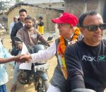 घरदैलोमा माधवकुमार नेपाल मोटरसाइकलबाट