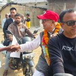 घरदैलोमा माधवकुमार नेपाल मोटरसाइकलबाट