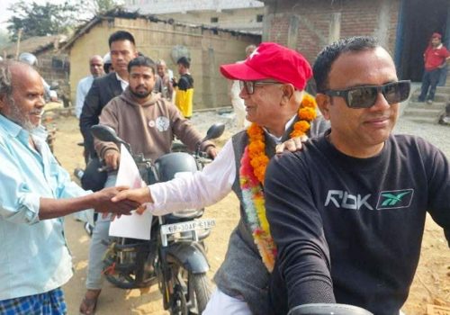 घरदैलोमा माधवकुमार नेपाल मोटरसाइकलबाट