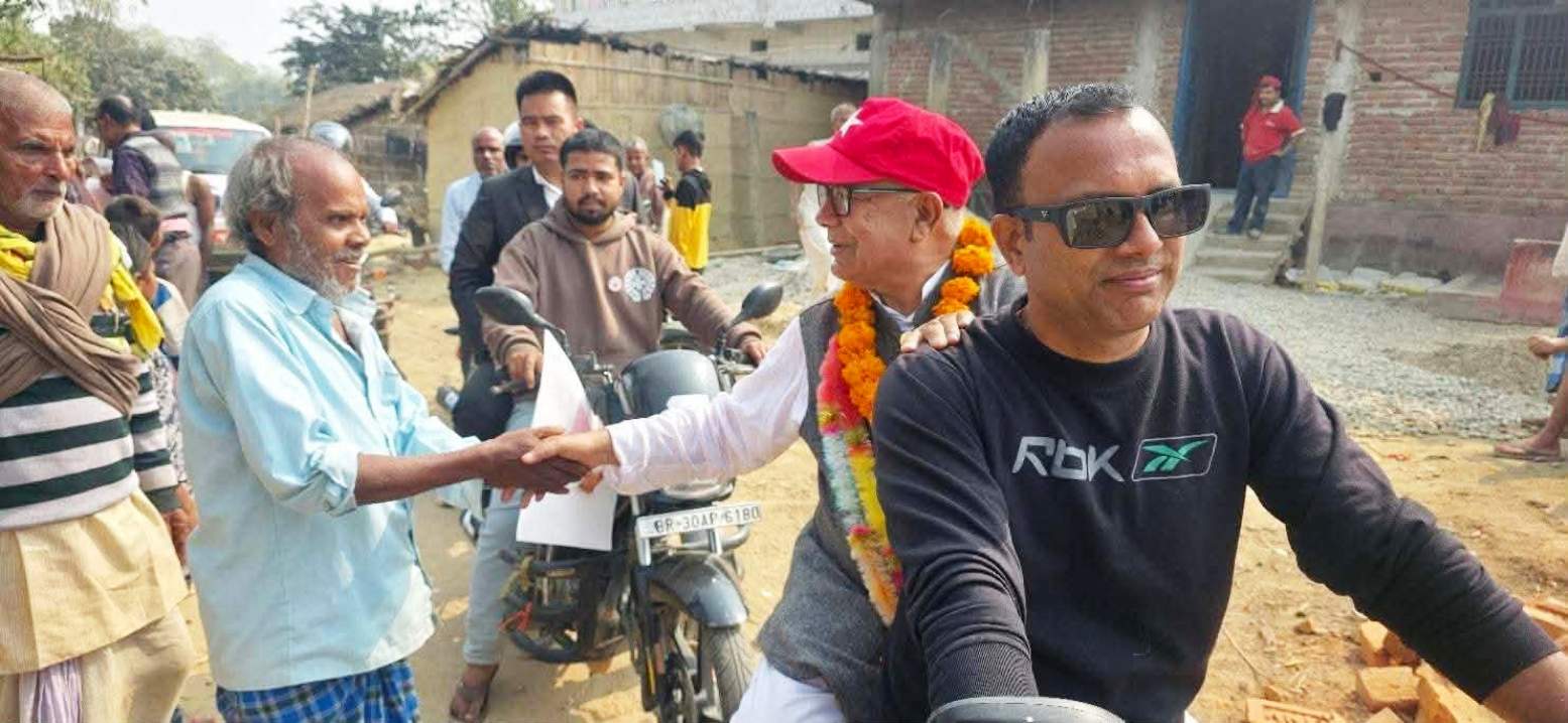 घरदैलोमा माधवकुमार नेपाल मोटरसाइकलबाट