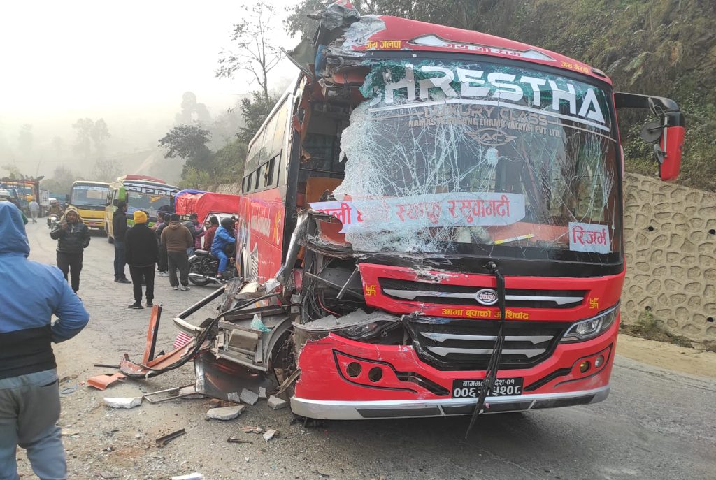 धादिङमा बस दुर्घटना : एक जनाको मृत्यु, दुई जना घाइते