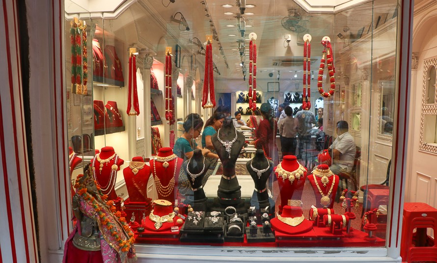 सुनको भाउ बढ्दा, चाँदी घट्यो