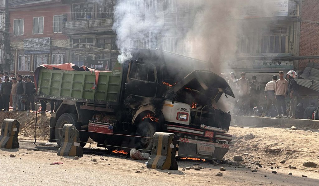 बनेपामा स्थानीय तनावग्रस्त : टिपरको ठक्करबाट स्कुटर चालकको मृत्यु