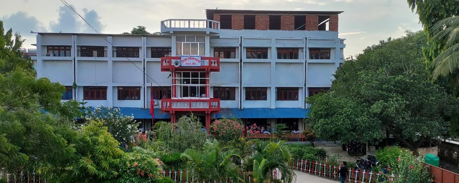 अदालतमै घुस लिँदै गर्दा कर्मचारी पक्राउ