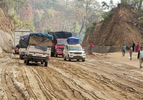 दाउन्ने सडक खण्डमा सवारी चाप बढ्यो, ५ किलोमिटरसम्म जाम
