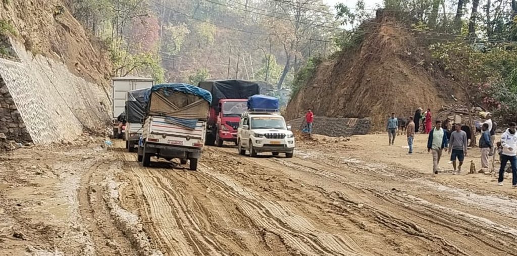 दाउन्ने सडक खण्डमा सवारी चाप बढ्यो, ५ किलोमिटरसम्म जाम