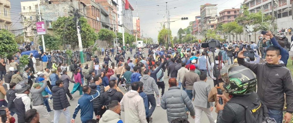 माइतीघर मा एमालेको प्रदर्शन, अवस्था तनावग्रस्त