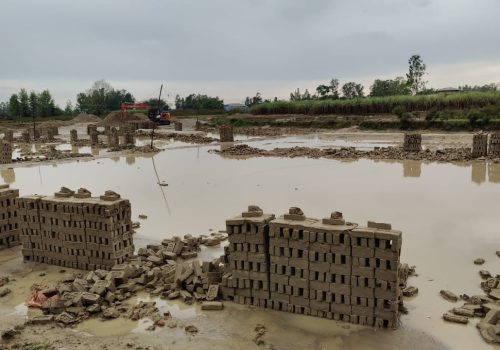 रौतहटमा हावाहुरी–वर्षाले काँचो ईट्टामा ठूलो क्षति, उद्योगी चिन्तित