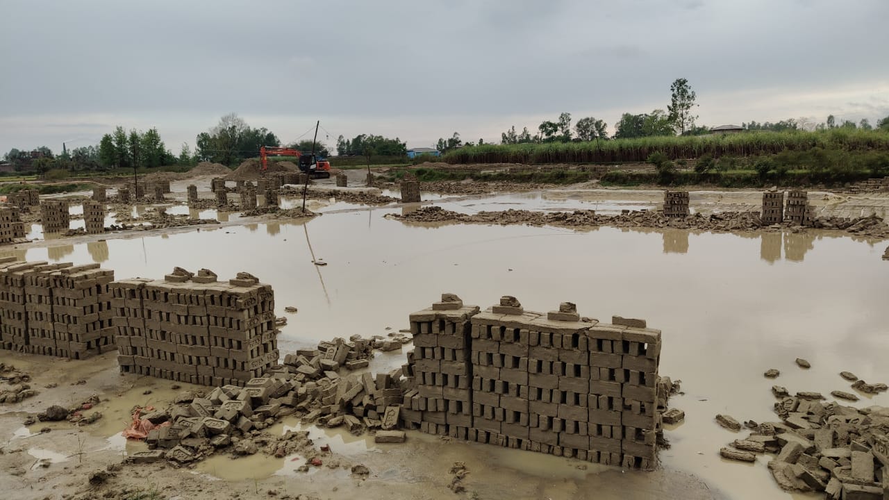 रौतहटमा हावाहुरी–वर्षाले काँचो ईट्टामा ठूलो क्षति, उद्योगी चिन्तित