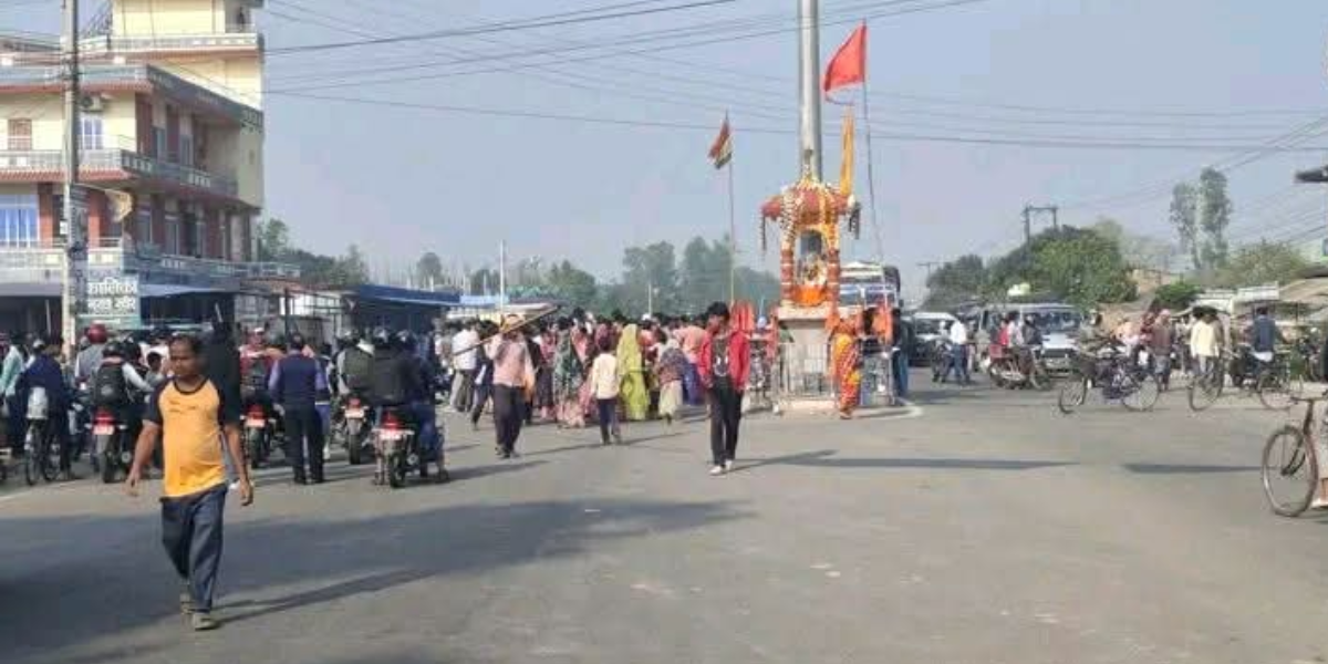 बर्दियामा हुलाकी सडक अवरुद्ध, प्रहरीसँग झडप ११ प्रहरी घाइते