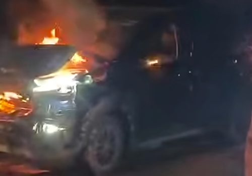 सवारी दुर्घटनापछि भारतीय नम्बर प्लेटको कारमा आगो