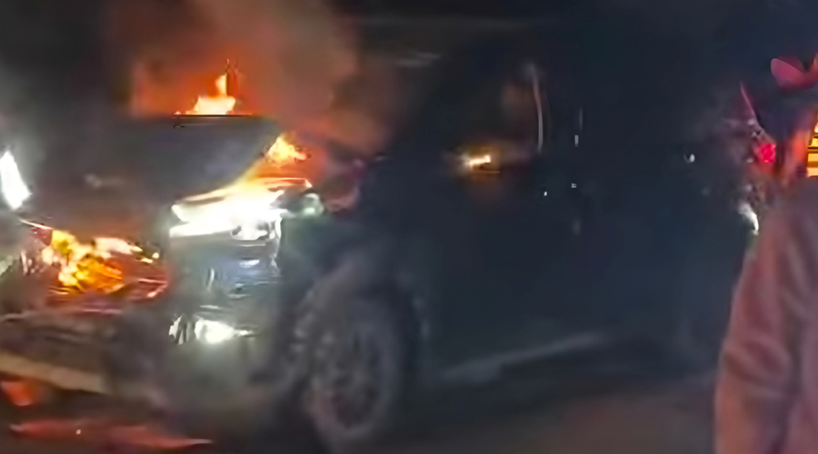 सवारी दुर्घटनापछि भारतीय नम्बर प्लेटको कारमा आगो