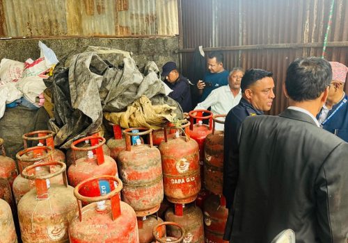 ग्यास लुकाउने डिलरलाई ५० हजार रुपैयाँ जरिवाना