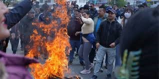 एमाले समर्थकहरूद्वारा कार्की आयोगको प्रतिवेदन जलाउँदै विरोध प्रदर्शन