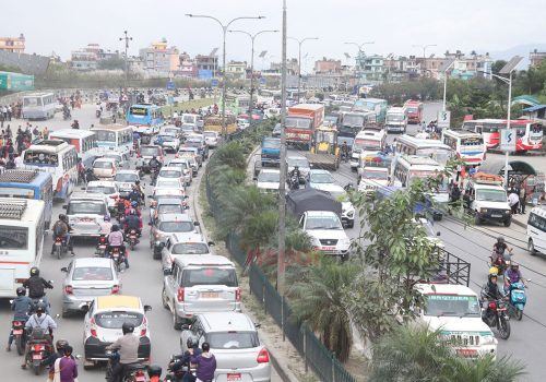 गाडी भाडा बढाउन व्यवसायीको दबाब