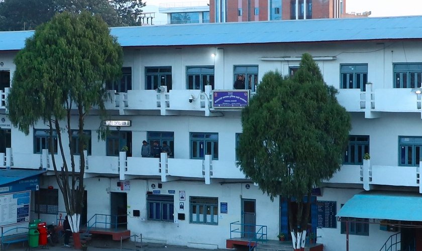 नम्बर प्लेट बदलेर चोरीको मोटरसाइकल चलाउने युवक पक्राउ