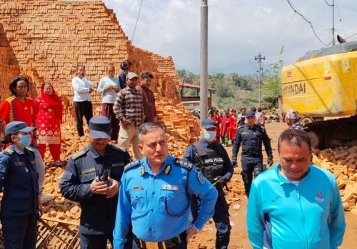 इट्टाभट्टाको पर्खाल भत्किँदा ललितपुरमा एक जनाको मृत्यु, ४ जना घाइते