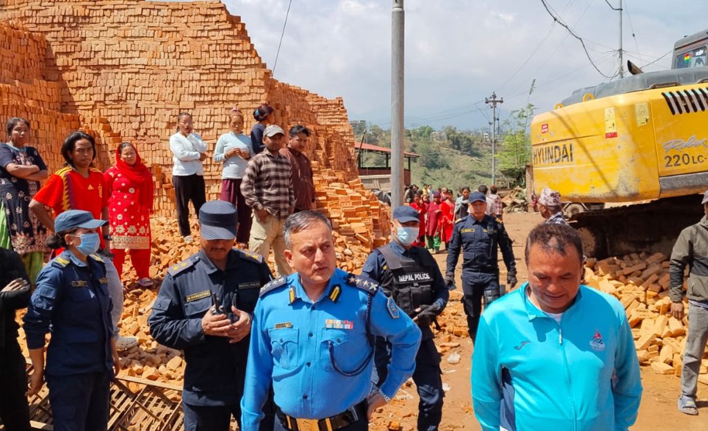 इट्टाभट्टाको पर्खाल भत्किँदा ललितपुरमा एक जनाको मृत्यु, ४ जना घाइते