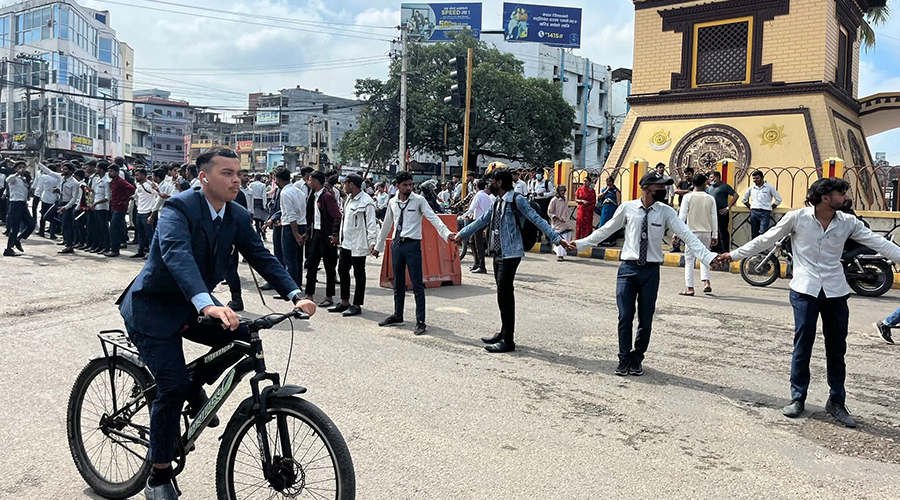 वीरगञ्जमा परीक्षा स्थगितविरुद्ध विद्यार्थीको प्रदर्शन