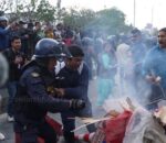 अदालत अगाडि प्रहरी र प्रदर्शनकारीबीच झडप