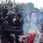 अदालत अगाडि प्रहरी र प्रदर्शनकारीबीच झडप