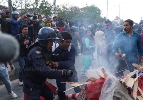 अदालत अगाडि प्रहरी र प्रदर्शनकारीबीच झडप