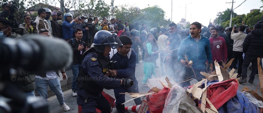 अदालत अगाडि प्रहरी र प्रदर्शनकारीबीच झडप