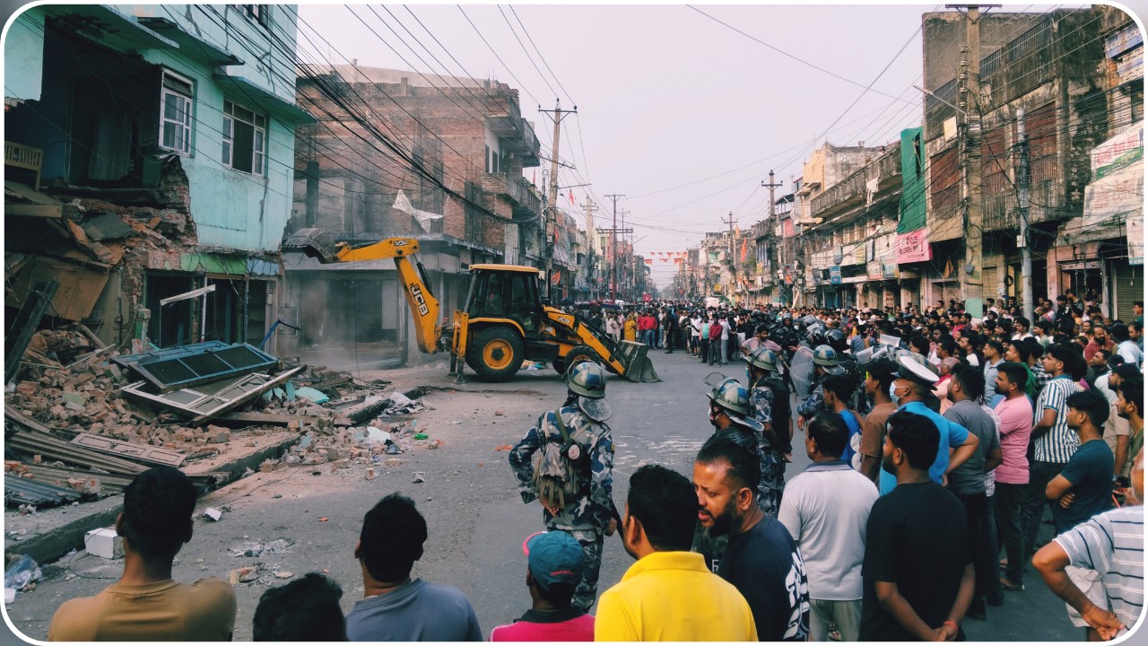 वीरगन्जमा सडक विस्तार सुरु, गण्डकदेखि मितेरी पुलसम्म डोजर