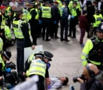 प्रतिबन्धको विरोधमा उत्रिए प्रदर्शनकारी, ५०० बढी पक्राउ