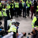 प्रतिबन्धको विरोधमा उत्रिए प्रदर्शनकारी, ५०० बढी पक्राउ